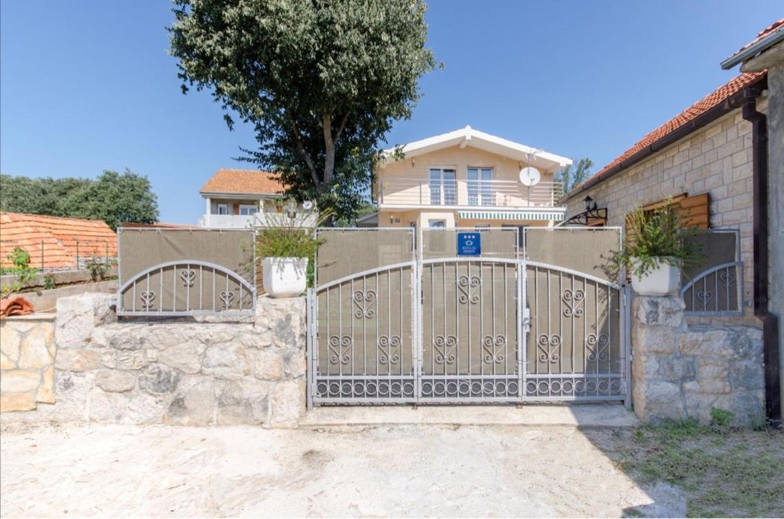 Dalmatian Village Charm - Spacious Villa With Pool Near Trogir Primorski Dolac Exterior photo