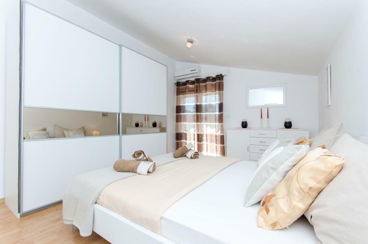 Dalmatian Village Charm - Spacious Villa With Pool Near Trogir Primorski Dolac Exterior photo